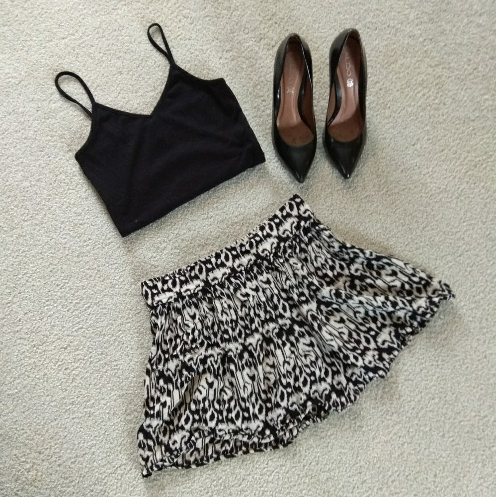 3 for $15 black and cream pattern skirt